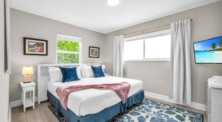 Vacation home with jacuzzi in West Palm Beach, FL
