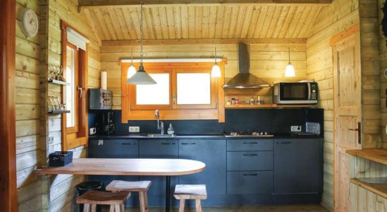 Pleasant chalet with barbecue, yard & terrace | Pets allowed — photo 5