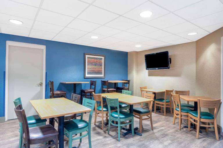Days Inn by Wyndham Eagan Minnesota Near Mall of America — photo 5