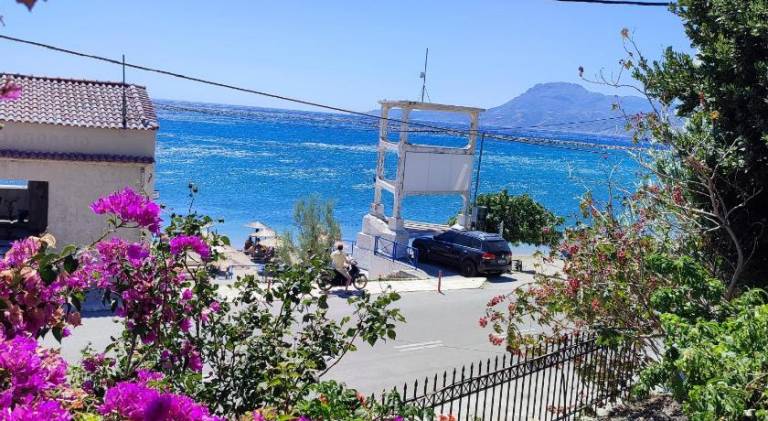 Rental apartment with garden & terrace | Pets are welcome in Kymi-Aliveri