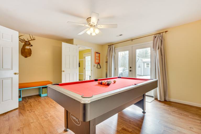 Family Home w/ Game Room & Decks in Etlan! — photo 2