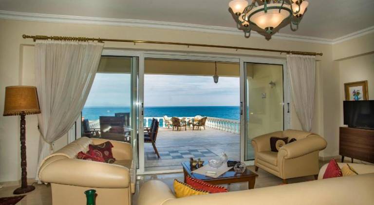 Spacious house with grill, terrace & yard | Close to the beach | Perfect for remote work | Pets allowed — photo 2