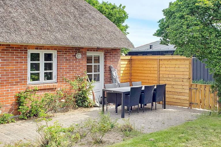 Fully equipped pleasant holiday apartment with yard, grill & patio | Beach nearby | Pet-friendly — photo 4