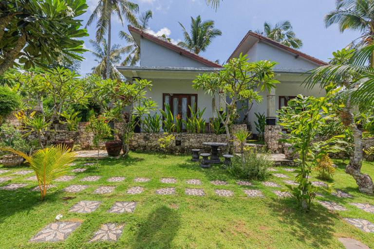 Vacation home with BBQ, yard & terrace in Penida Island