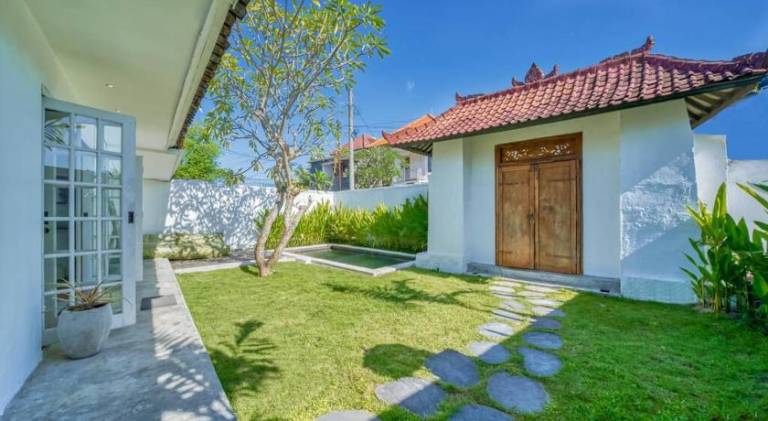 Villa with pool — photo 4