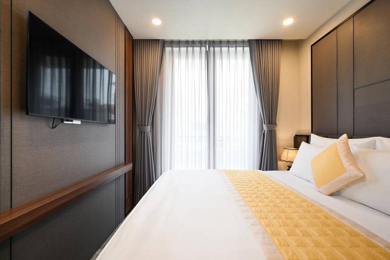 The Moon 2 Hotel
