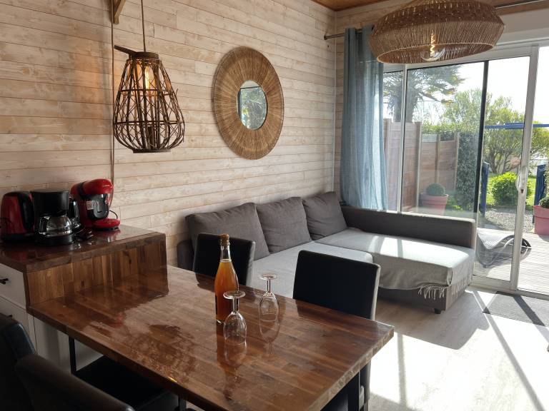 Vacation home with pool, patio & garden | Beach view | Close to the beach | Pets are welcome — photo 2
