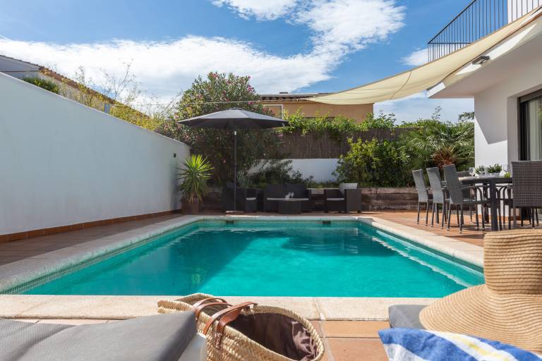 Fully equipped vacation home with barbeque, private pool & patio | Dogs allowed — photo 2