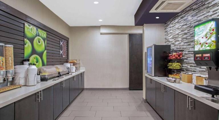 La Quinta Inn & Suites by Wyndham Fayetteville — photo 5
