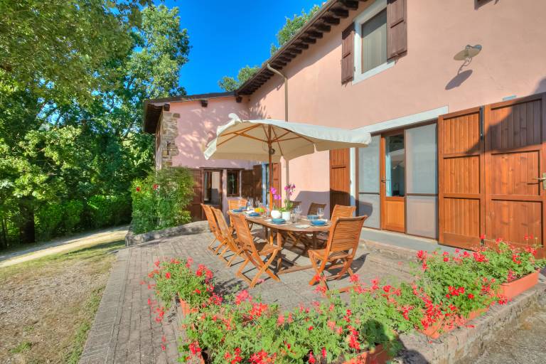 Child-friendly vacation home with patio, yard & private pool | Pets allowed — photo 3