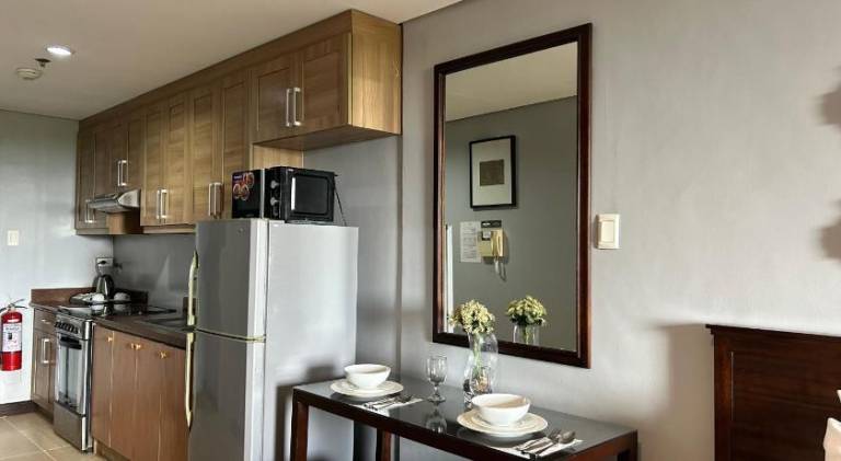Serviced apartment with yard & patio | Pets allowed — photo 3