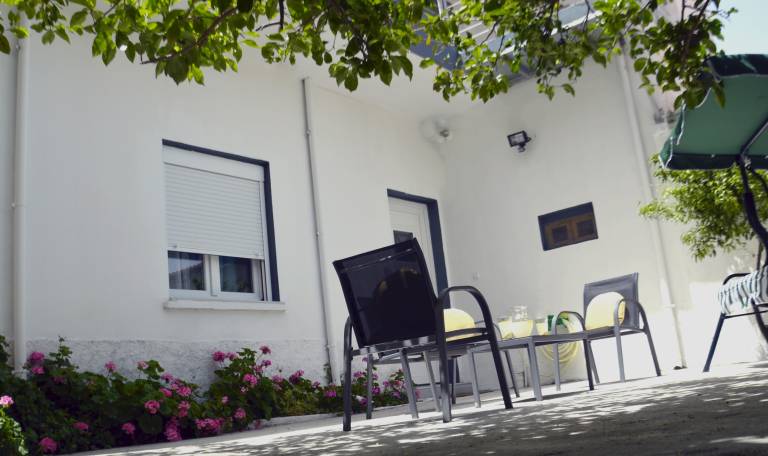 Chrismma Apartment with private yard parking