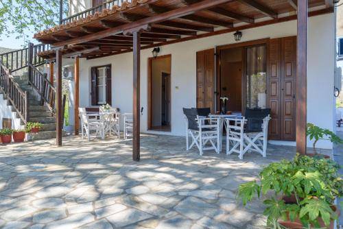 Rental apartment with patio & yard | Close to the beach | Pets are welcome — photo 2