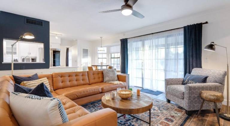 House with pool — photo 2