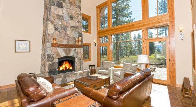 Ample house with pool & jacuzzi | Pets are welcome in Truckee, CA