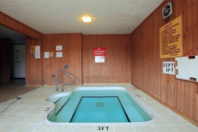 Econo Lodge Inn & Suites Escanaba North — photo 4