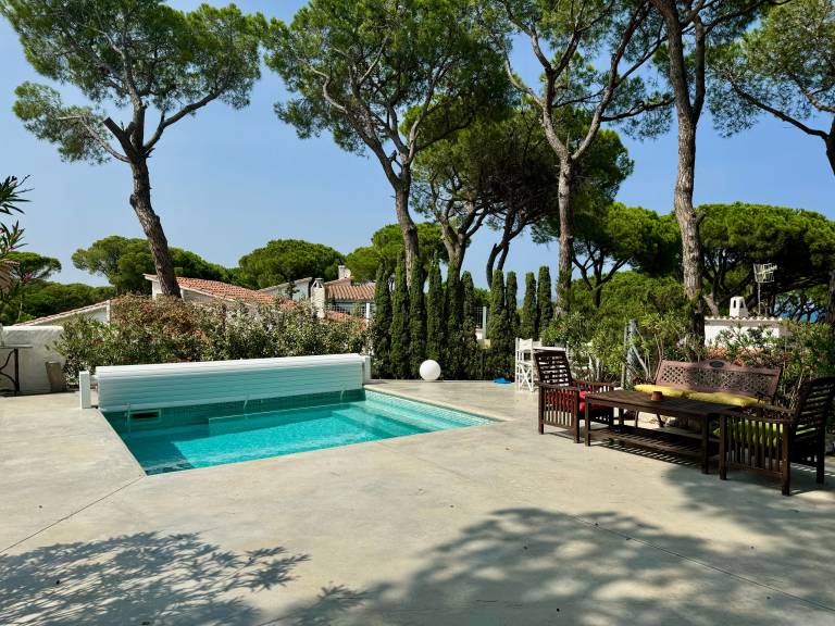 Fully equipped ample vacation home with yard, pool & patio | Sea view | Good for workation | Dogs allowed — photo 3