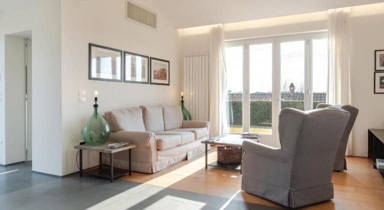Family-friendly serviced apartment with grill, patio & jacuzzi | Pet-friendly — photo 2