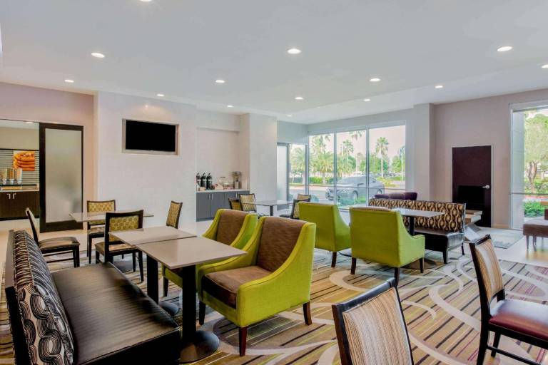 La Quinta Inn & Suites by Wyndham McAllen Convention Center — photo 4