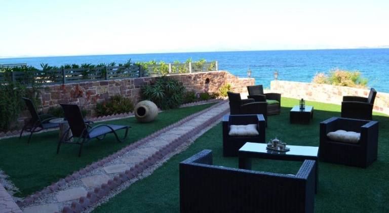 Apartment with yard & patio in Chios