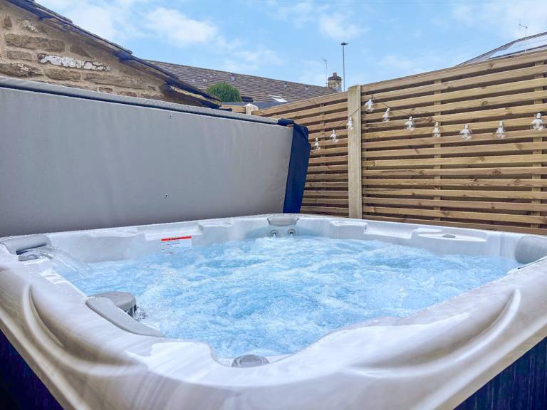 Child-friendly cottage with garden & jacuzzi | River view | Dogs allowed in Skipton