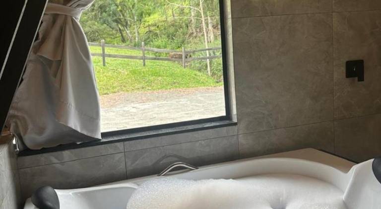 Lodge with patio, jacuzzi & yard — photo 5