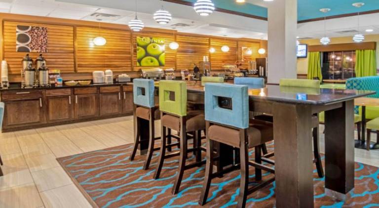 La Quinta Inn & Suites by Wyndham Woodward — photo 2