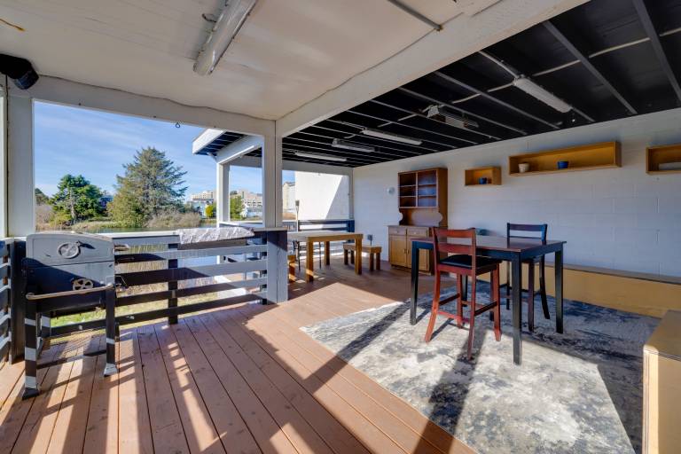 Fire Pit & River View: Vintage Stay in Seaside! — photo 3