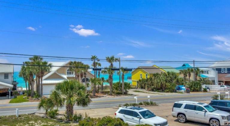 Apartment with barbecue & patio | Beach nearby | Pets allowed in Hollywood, FL