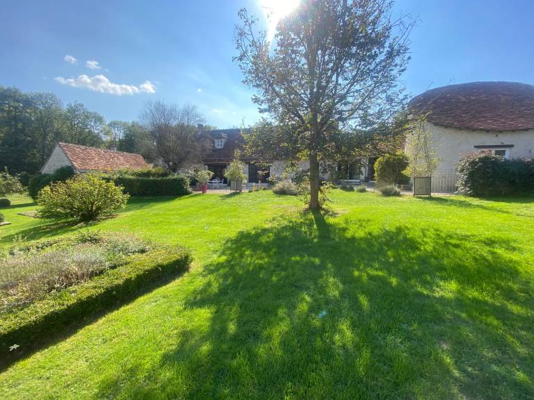 Charming Nature Retreat with King Bed, Private Terrace, and Shared Pool in the Brenne Park — photo 2