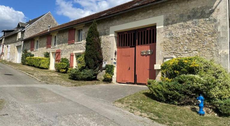 Vacation home with patio in Laon