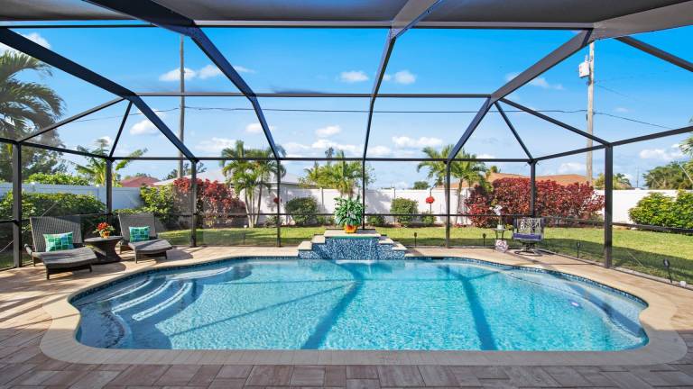 Family-oriented vacation home with private pool, barbeque & garden | Pets allowed in Cape Coral, FL