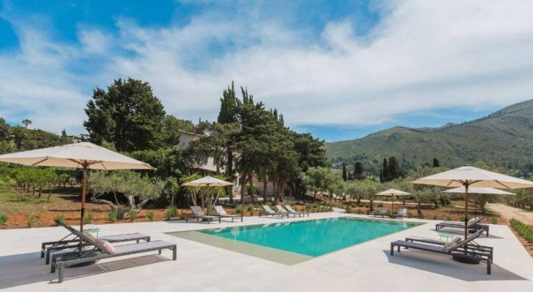 Holiday apartment with private pool, barbeque & garden — photo 2