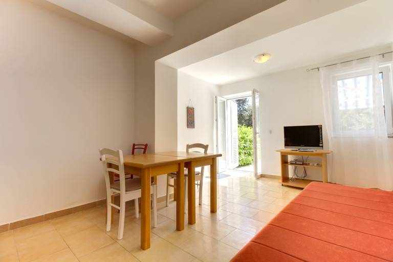 Holiday apartment with barbecue, patio & garden — photo 4