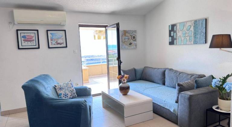 Holiday apartment with pool in Omisalj