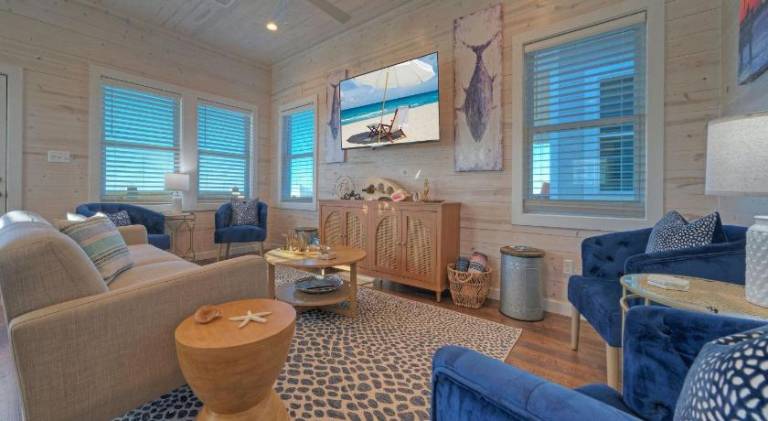 Vacation home with pool — photo 2