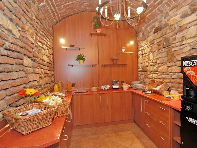Nice serviced apartment with patio | Next to Prague astronomical clock | Suitable for remote work | Dogs allowed — photo 2