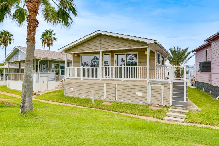 5 Mi to Beaches: Sunny Port Isabel Golf Retreat — photo 3