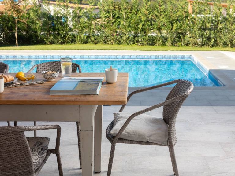 House with private pool, yard & grill — photo 4