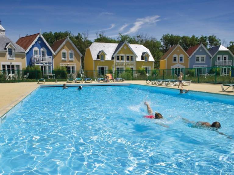 Holiday apartment with heated pool in Montreuil