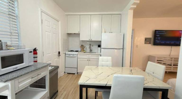 Cozy 1BR Beach Apartment Walk to Miami Beach — photo 3