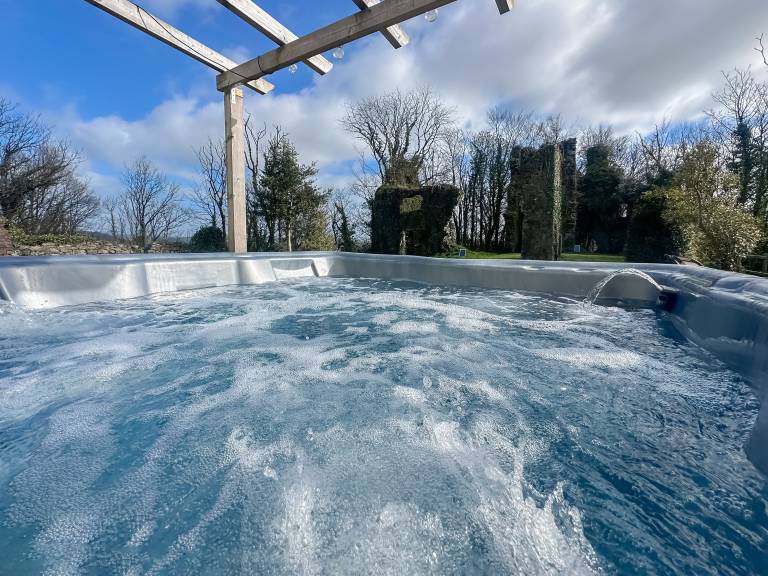 Family-friendly cottage with hot tub | Pets allowed in Carmarthen
