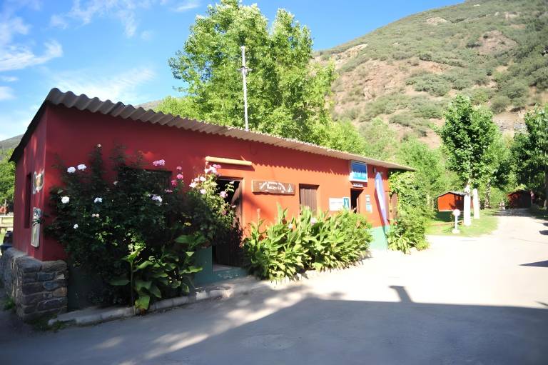 10 Bed Shared Room - Camping next to the river — photo 3