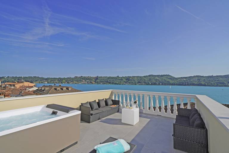 Rental apartment with terrace, yard & hot tub | Garden view — photo 3