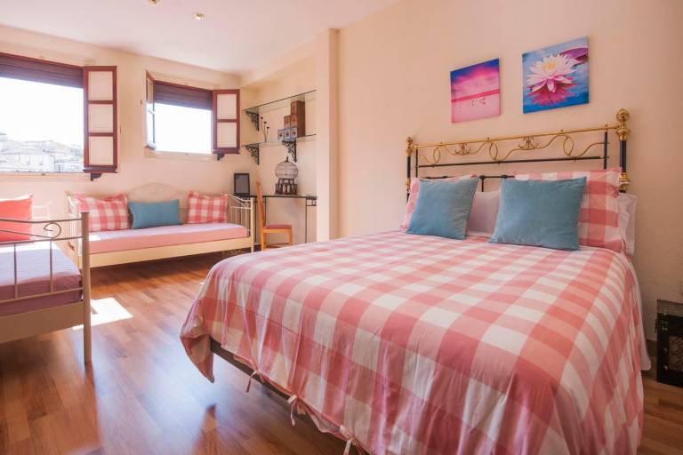 Fully equipped ample vacation home with terrace | Near Toledo Cathedral | Good for workation | Dogs allowed in Toledo