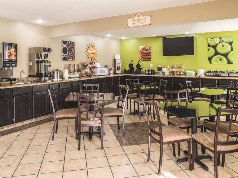 La Quinta Inn & Suites by Wyndham Blue Springs — photo 5