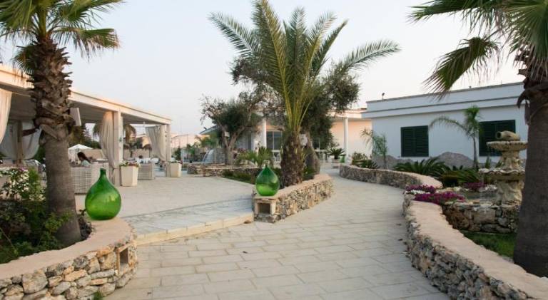 Serviced apartment with jacuzzi, garden & pool — photo 5