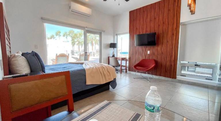 Serviced apartment with barbeque, patio & yard — photo 2