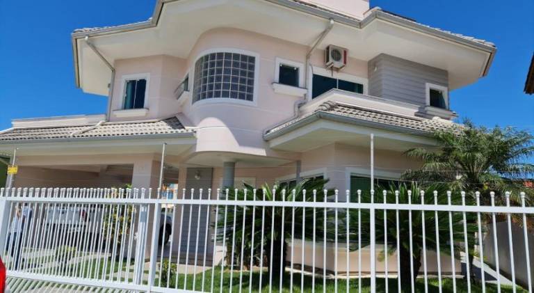Beautiful house with pool | Next to the beach | Pets allowed in Florianópolis