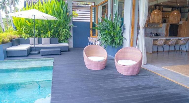 Villa with pool — photo 5